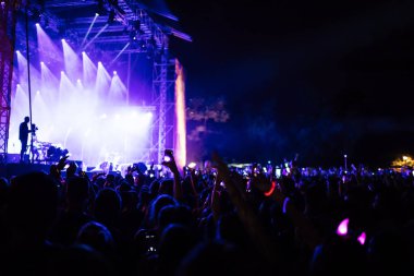 insanlara açık hava müzik konseri