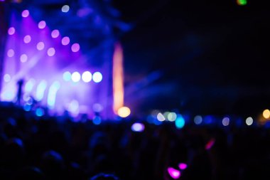 insanlara açık hava müzik konseri