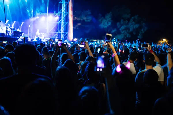 People taking pictures at concert — Stock Photo, Image