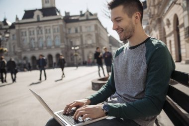 Diş telleri ile genç erkek