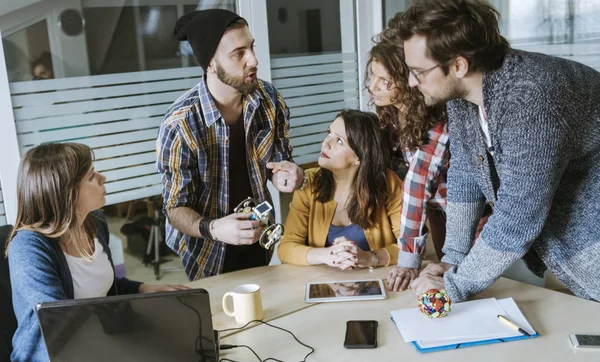 Iniciar equipe de freelancers no escritório — Fotografia de Stock