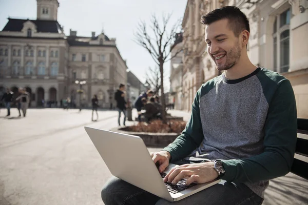 Diş telleri ile genç erkek