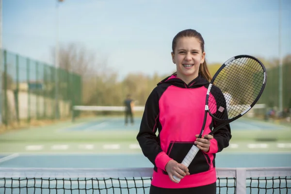 Menina segurando raquete de tênis — Fotografia de Stock