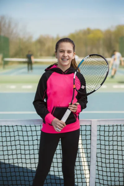 Chica sosteniendo raqueta de tenis — Foto de Stock