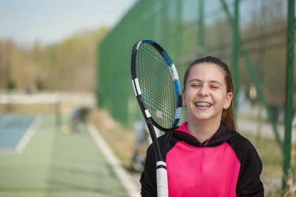 Menina segurando raquete de tênis — Fotografia de Stock