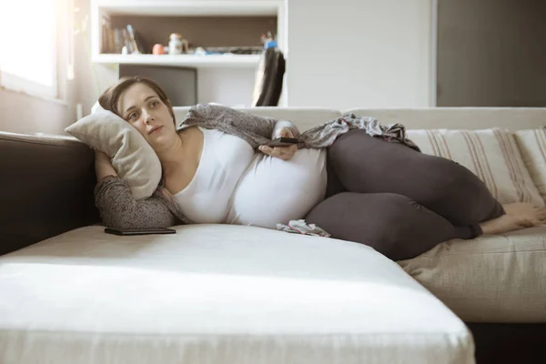 Hamile kadın TV izleme Telifsiz Stok Fotoğraflar