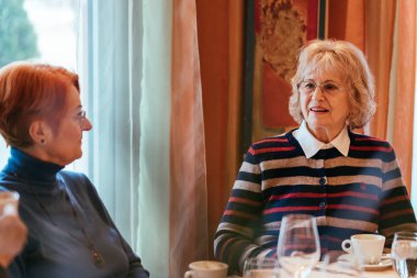 İki son sınıf öğrencisi.