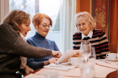 Üst düzey kadın dijital tablet kullanma