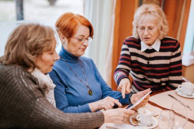 Üst düzey kadın dijital tablet kullanma