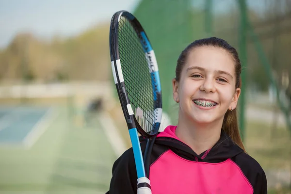 Chica sosteniendo raqueta de tenis — Foto de Stock