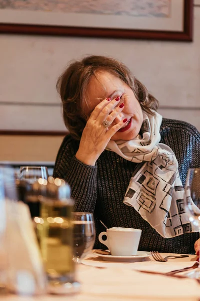 Seniorin in einem Restaurant — Stockfoto