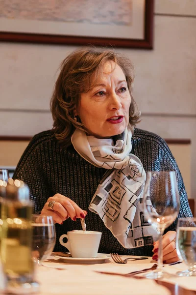 Femme âgée dans un restaurant — Photo