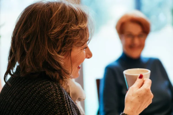 Bir restoranda iki üst düzey kadın