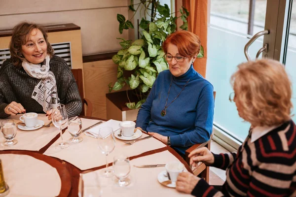 Äldre kvinnor i restaurang — Stockfoto