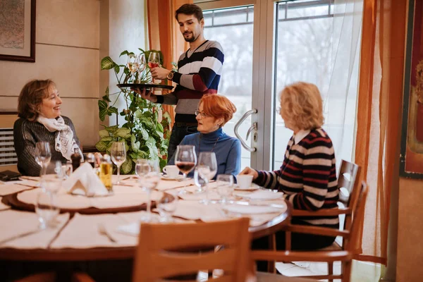 Äldre kvinnor i en restaurang — Stockfoto