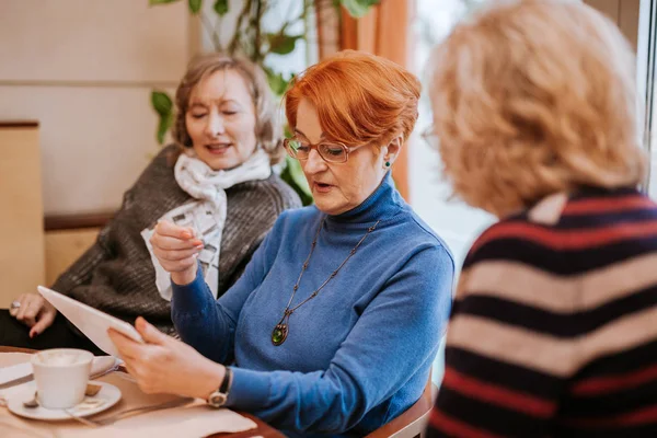 Femmes âgées utilisant une tablette numérique — Photo