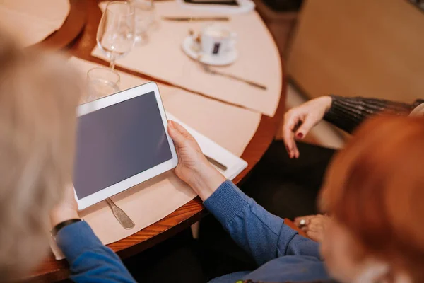 Idősebb nők segítségével tabletta Jogdíjmentes Stock Fotók