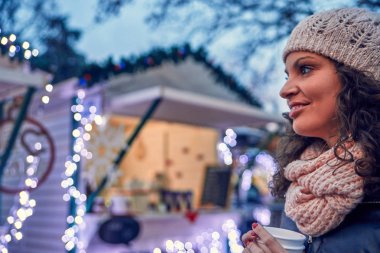 sıcak bir içecek olan kadın 