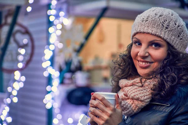 sıcak bir içecek olan kadın 