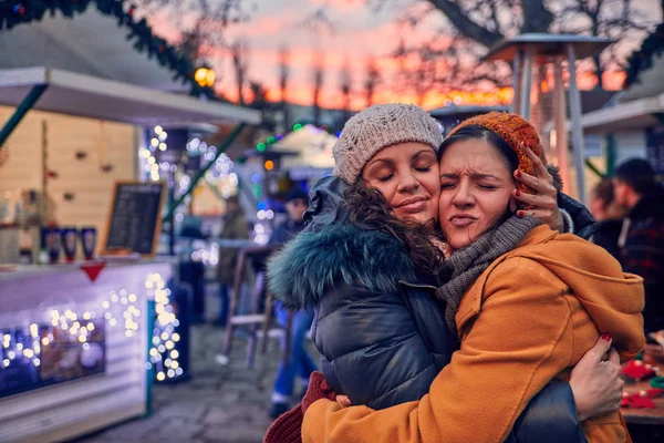 Amigos Disfrutando del mercado de Navidad — Foto de Stock