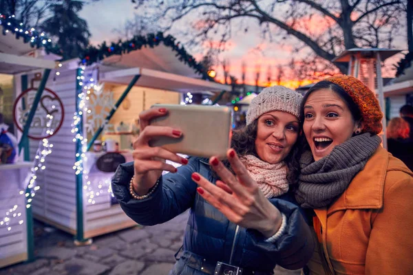 Freundinnen machen Selfie — Stockfoto