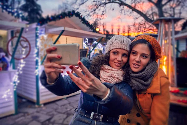 Freundinnen machen Selfie — Stockfoto