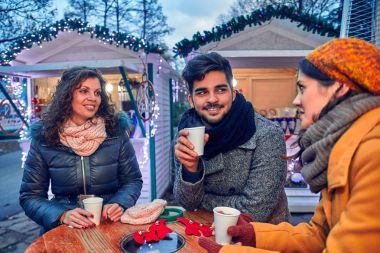 sıcak içecekler ile genç arkadaşlar 