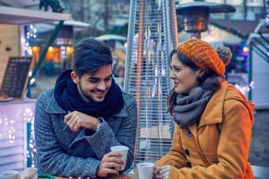 sıcak içecekler ile genç arkadaşlar 