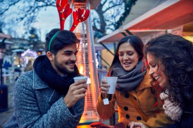 sıcak içecekler ile genç arkadaşlar 