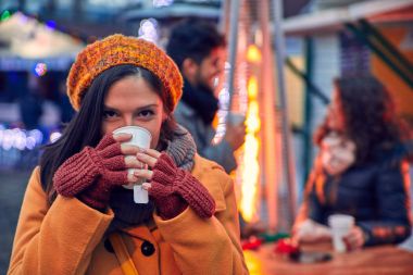 sıcak bir içecek olan kadın 