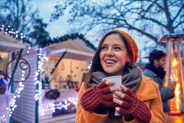 sıcak bir içecek olan kadın 