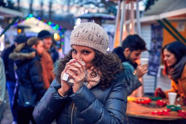 sıcak bir içecek olan kadın 