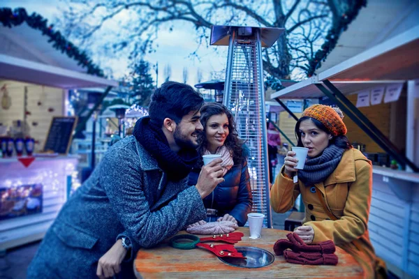 Amigos jóvenes con bebidas calientes — Foto de Stock