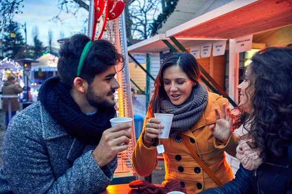sıcak içecekler ile genç arkadaşlar 