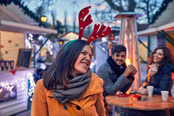 Ren geyiği boynuzları giyen genç kadın 