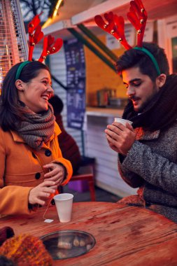 sıcak içecekler ile genç arkadaşlar 