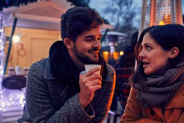 Sıcak içecekler ile genç Çift