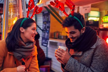 Sıcak içecekler ile genç Çift