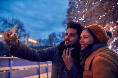 Genç çift selfie çekiyor. 