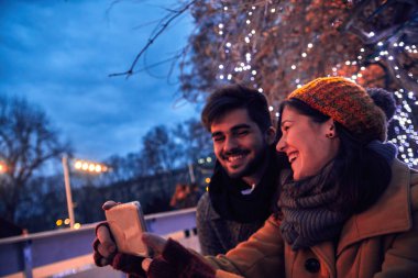 Genç çift selfie çekiyor. 