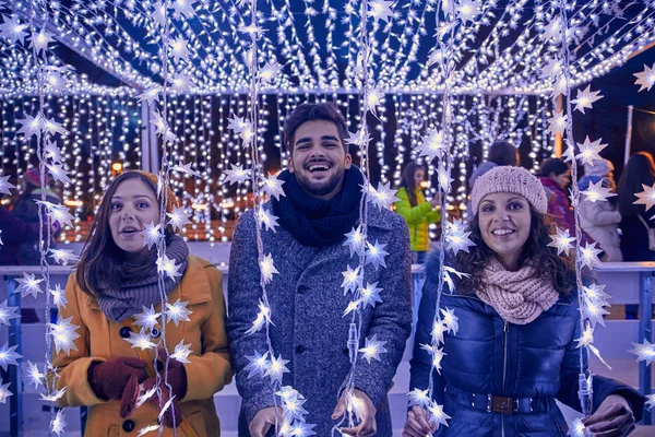 Amigos que se divierten en el mercado — Foto de Stock