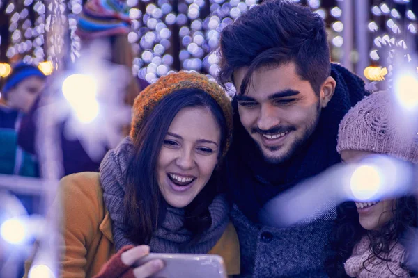 Amigos que se divierten en el mercado — Foto de Stock