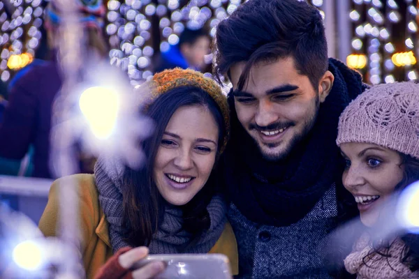 Freunde haben Spaß auf dem Markt — Stockfoto