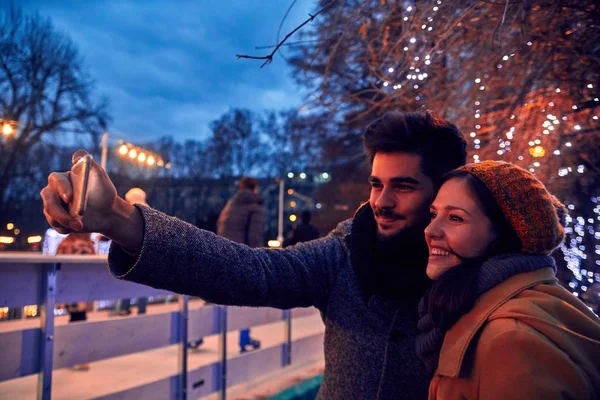 Genç çift selfie çekiyor. — Stok fotoğraf