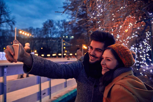 Pareja joven tomando selfie — Foto de Stock