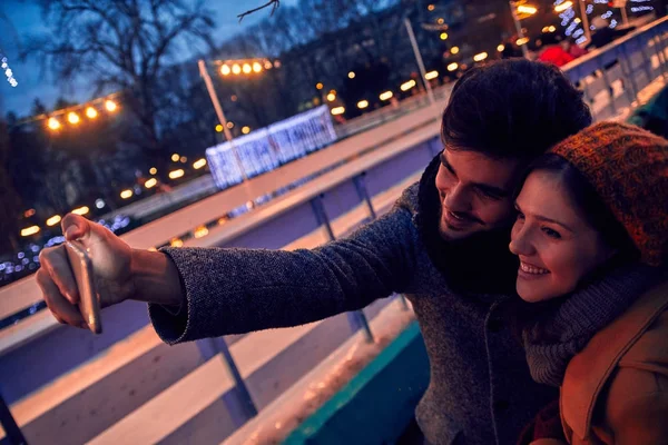 Pareja joven tomando selfie — Foto de Stock