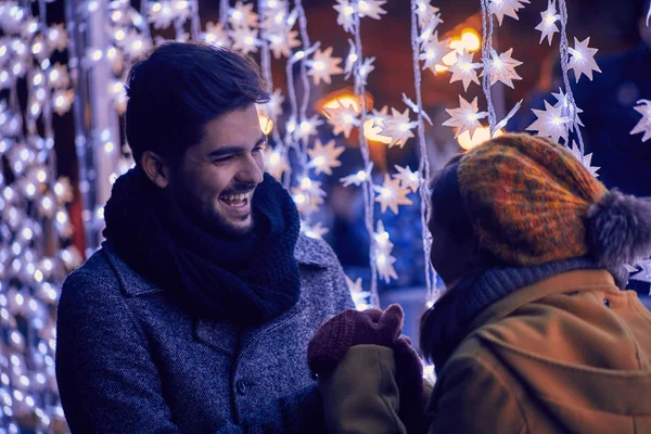 Pareja disfrutando de vacaciones de invierno — Foto de Stock