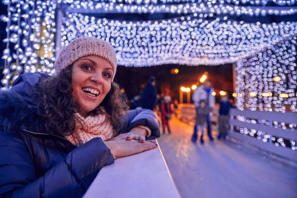 Junge Frau neben Eisbahn — Stockfoto