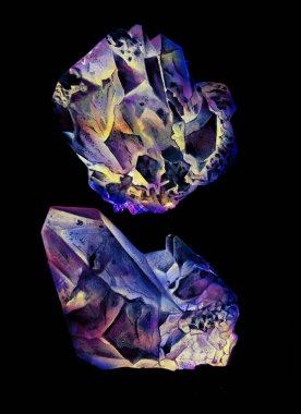 Suluboya sihirli taşlar, kaya, mineraller, kristaller, değerli taşlar seti siyah arka planda izole edilmiş. Parlak tasarım elementleri. Doğal gerçekçi doku. El boğma çizimi.