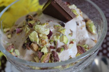 Antep fıstığı ile Çikolatalı dondurma